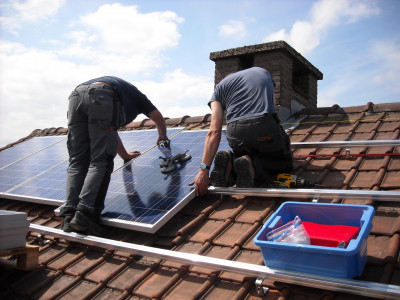 Waarom zelf zonnepanelen installeren geen goed idee is